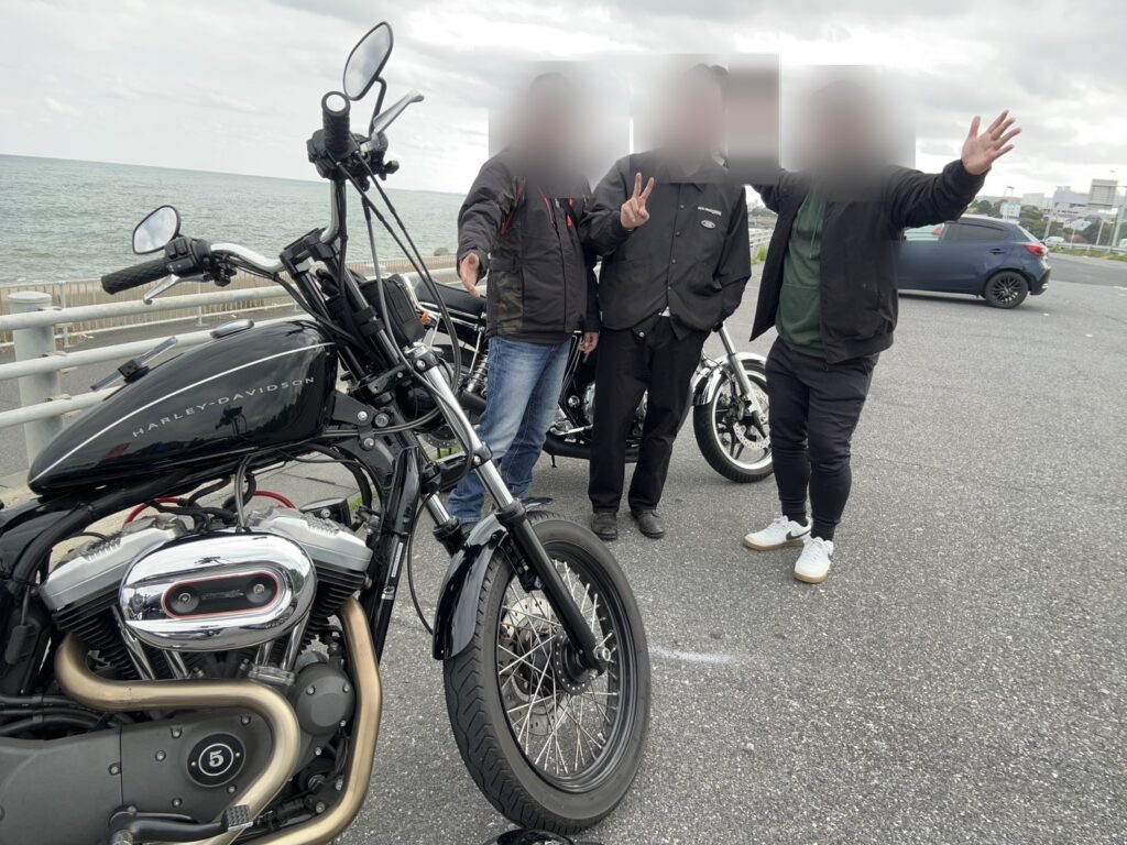 BunBun第1回ツーリング参加者が大洗の海岸で集合写真を撮影