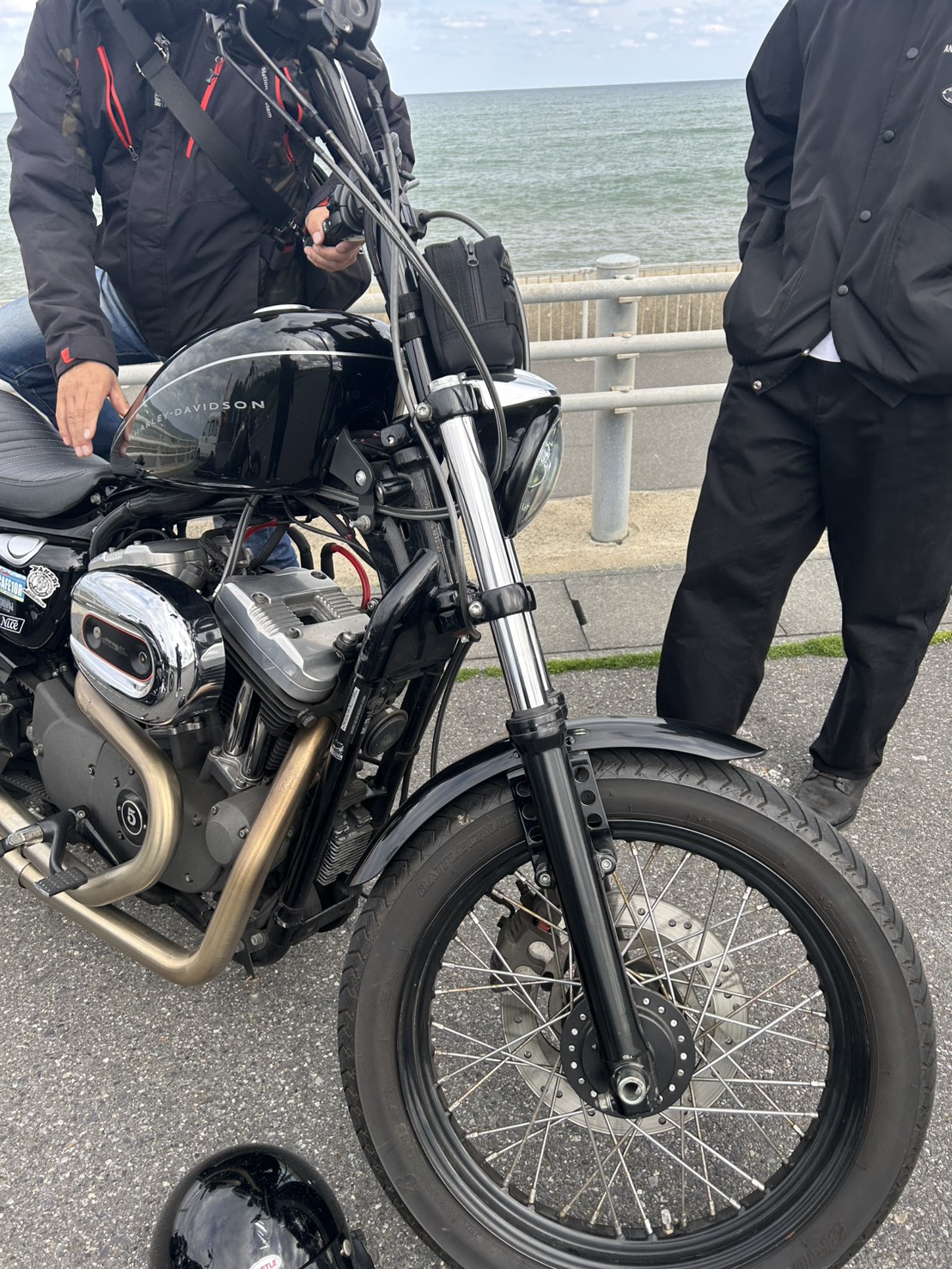 海岸沿いのハーレー